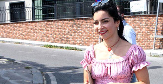Bu ne rahatlık! Merve Boluğur sokakta maskesiz, bir o yana bir bu yana koştu
