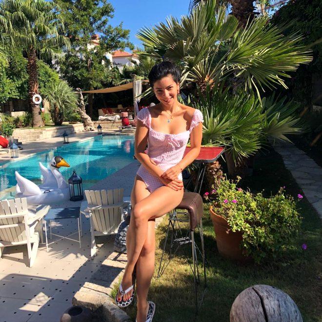 Bu ne rahatlık! Merve Boluğur sokakta maskesiz, bir o yana bir bu yana koştu