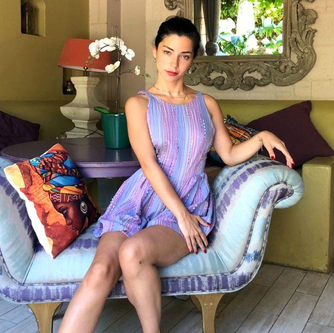 Bu ne rahatlık! Merve Boluğur sokakta maskesiz, bir o yana bir bu yana koştu