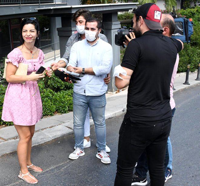 Bu ne rahatlık! Merve Boluğur sokakta maskesiz, bir o yana bir bu yana koştu