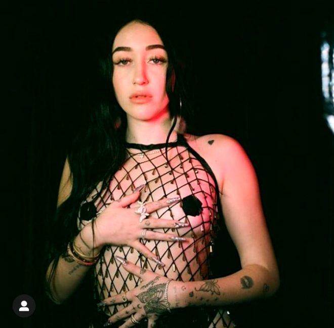 Sahneye şeffaf kıyafetle çıkan şarkıcı Noah Cyrus isyan etti: Bacak aramı sansürlediğiniz için teşekkürler