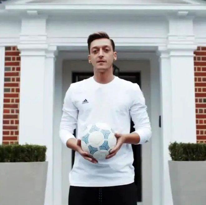 Mesut'un 105 milyon liralık lüks malikanesindeki detay dikkat çekti! Kapıda markasına ait logo var