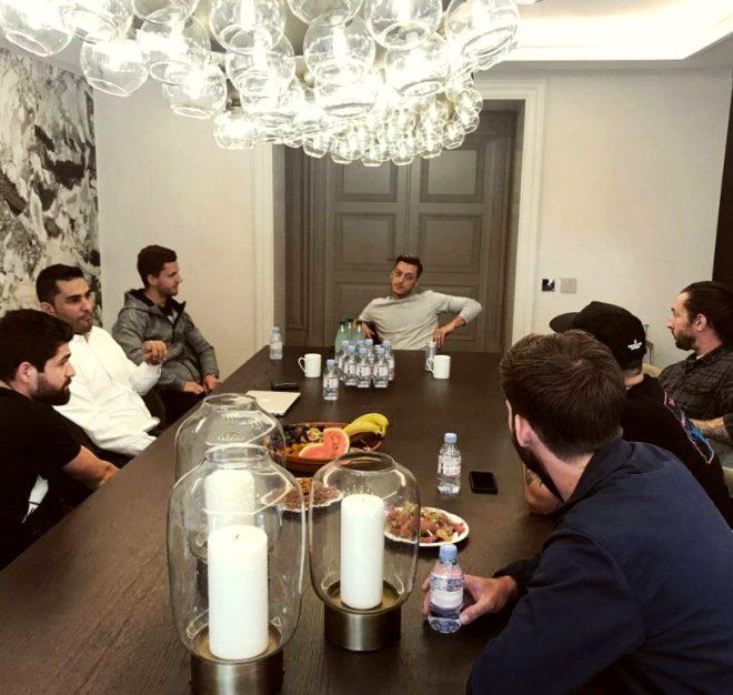 Mesut'un 105 milyon liralık lüks malikanesindeki detay dikkat çekti! Kapıda markasına ait logo var