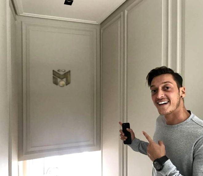 Mesut'un 105 milyon liralık lüks malikanesindeki detay dikkat çekti! Kapıda markasına ait logo var