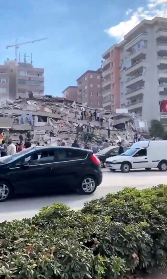 İzmir'de şiddetli deprem sonrası korkutan görüntü! Deniz çekildi, tekneler karaya oturdu