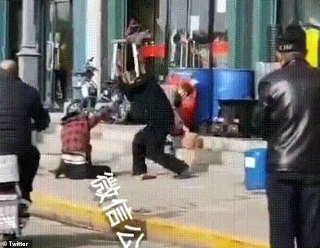 Sebebi incir çekirdeğini doldurmaz! Vicdansız adam cadde ortasında karısını döverek öldürdü