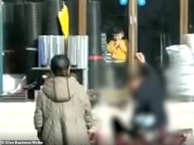 Sebebi incir çekirdeğini doldurmaz! Vicdansız adam cadde ortasında karısını döverek öldürdü