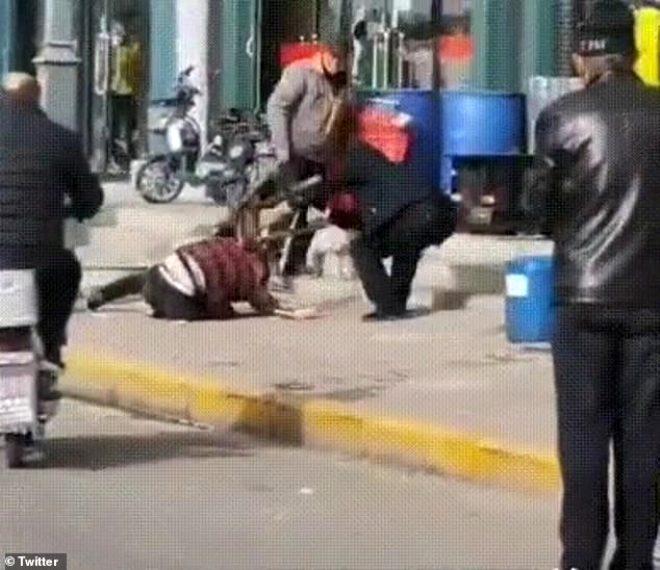 Sebebi incir çekirdeğini doldurmaz! Vicdansız adam cadde ortasında karısını döverek öldürdü