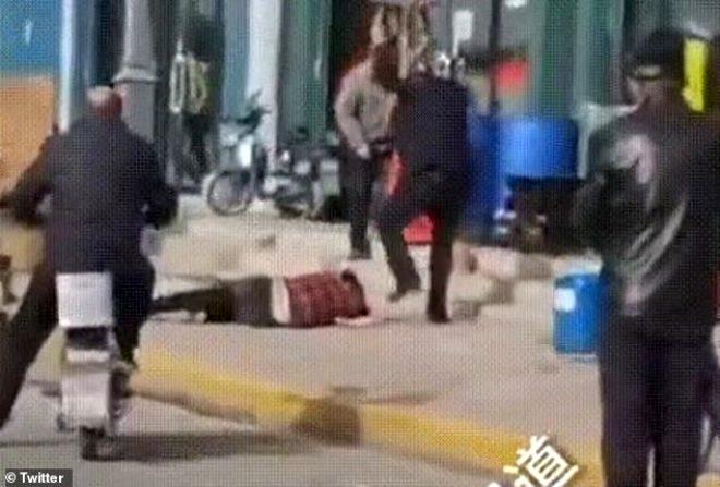 Sebebi incir çekirdeğini doldurmaz! Vicdansız adam cadde ortasında karısını döverek öldürdü
