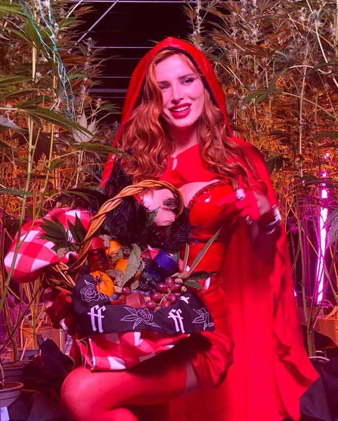 Cinsel içerikli sitede 24 saatte 8 milyon lira kazanan Bella Thorne dur durak bilmiyor! Son pozuna beğeni yağdı