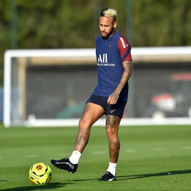 Neymar'ın 8 aydır beraber olduğu güzel şarkıcıyla açık ilişkisi, tüm dünyayı şaşkına çevirdi