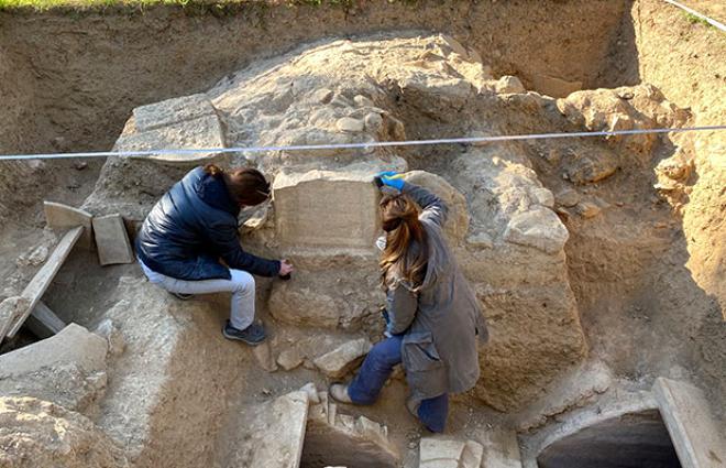 Anıt mezarın üstündeki mesajı gören arkeologlar 1500 yıllık uyarıyla karşılaştı