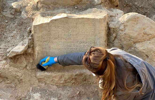Anıt mezarın üstündeki mesajı gören arkeologlar 1500 yıllık uyarıyla karşılaştı