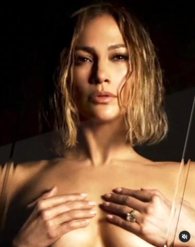 50'sinden sonra bunu da yaptı! Yıldız şarkıcı Jennifer Lopez çırılçıplak poz verdi