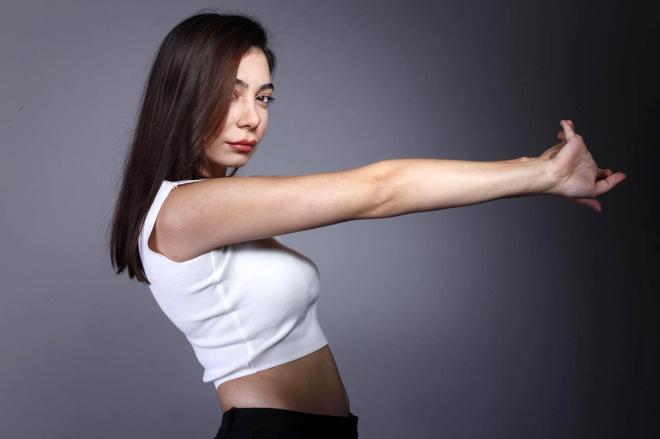 Biz donarken o açıldıkça açıldı! Alemin Kralı Oben, iç çamaşırıyla dışarı çıkıp poz verdi