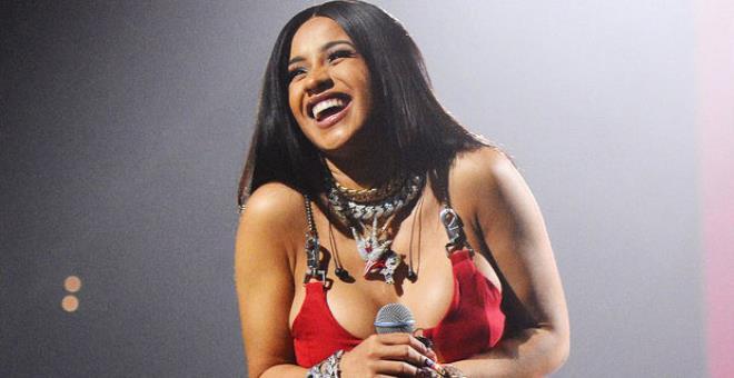 Cesareti dillere destan! Cardi B, tül elbisesiyle vücut hatlarını sergiledi