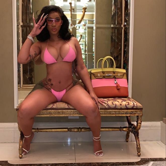 Cesareti dillere destan! Cardi B, tül elbisesiyle vücut hatlarını sergiledi
