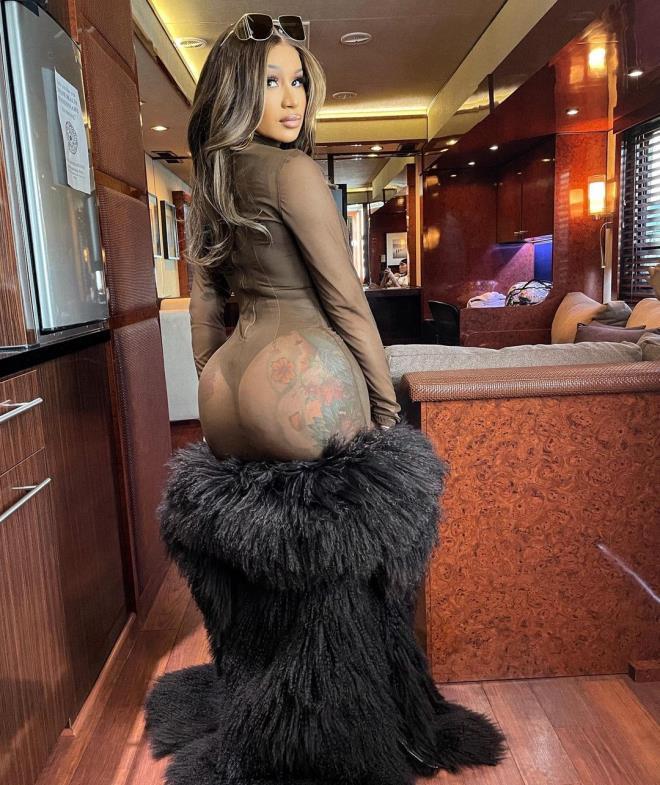 Cesareti dillere destan! Cardi B, tül elbisesiyle vücut hatlarını sergiledi