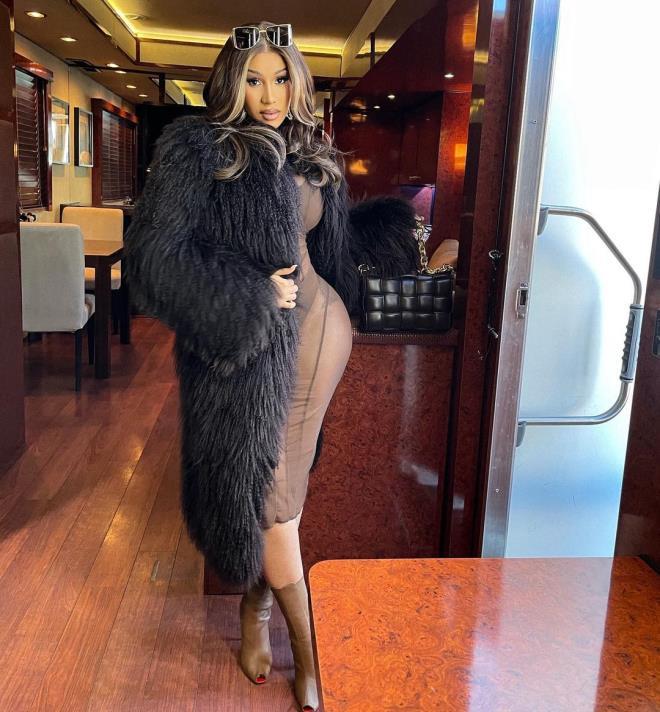 Cesareti dillere destan! Cardi B, tül elbisesiyle vücut hatlarını sergiledi