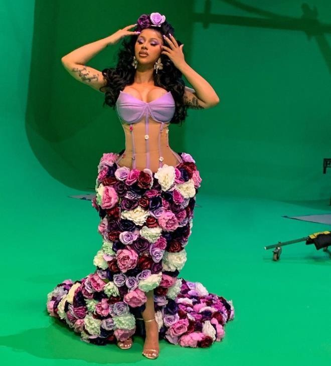 Cesareti dillere destan! Cardi B, tül elbisesiyle vücut hatlarını sergiledi