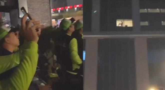 Pencere önünde cinsel ilişkiye giren çifti gören kalabalık, telefona sarıldı