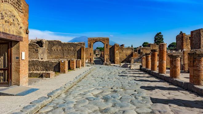 Çaldığı tarihi eserler lanetli çıktı! Başı beladan kurtulmayan turist görevlilere yalvardı