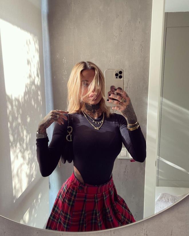 Dövmeli güzelin paylaşımındaki detay Milan taraftarlarını kızdırdı