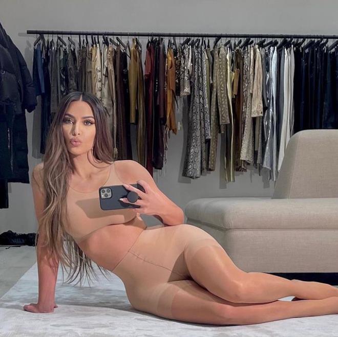 Önü ayrı, arkası ayrı olay! Kim Kardashian, kalça dekolteli tulumuyla hayrete düşürdü