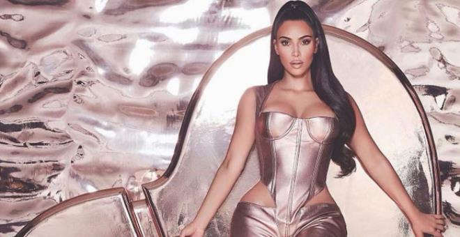 Önü ayrı, arkası ayrı olay! Kim Kardashian, kalça dekolteli tulumuyla hayrete düşürdü