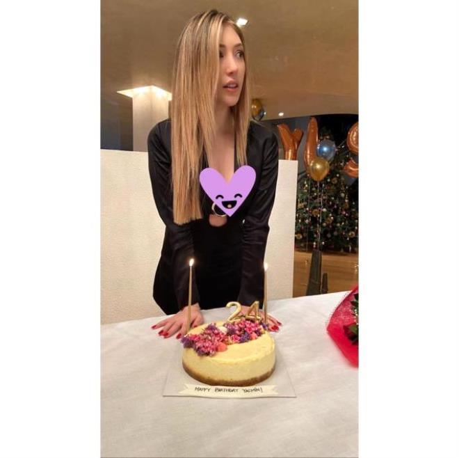 Sansürü es geçti! Yasmin dekolteli pozuyla nefes kesti