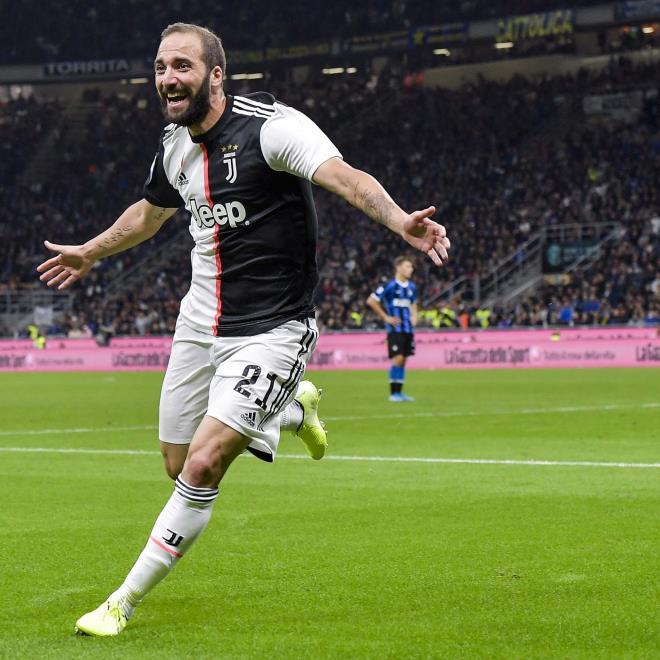 Kapıdan kovulsa bacadan giren yıldız futbolcu Gonzalo Higuaín'in takıntısı, güzel modelin itirafıyla ortaya çıktı