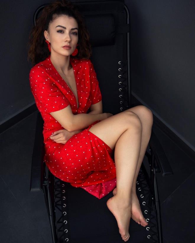 Burcu Özberk itirafıyla sosyal medyayı ikiye böldü: Evlenmeden anne olabilirim