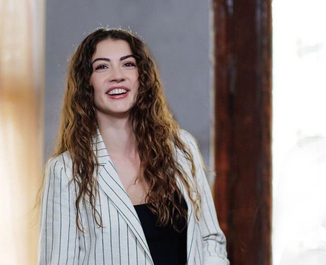 Burcu Özberk itirafıyla sosyal medyayı ikiye böldü: Evlenmeden anne olabilirim