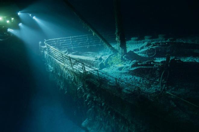 1912 yılında okyanusun karanlık sularına gömülen Titanic batarken bakın kaptan ne yapıyormuş!