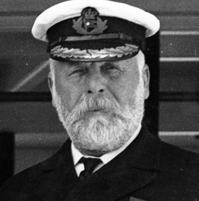 1912 yılında okyanusun karanlık sularına gömülen Titanic batarken bakın kaptan ne yapıyormuş!