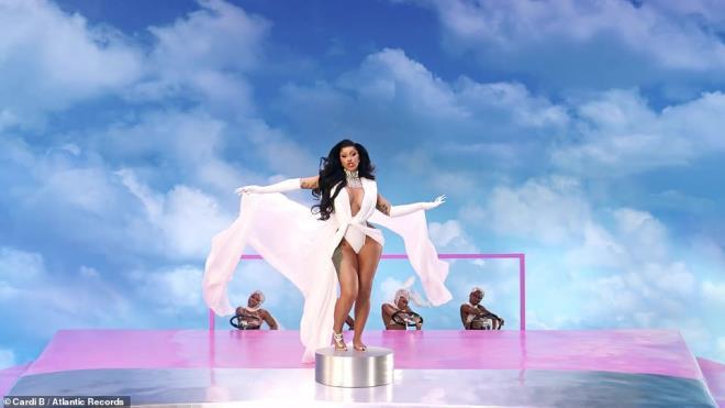 Amerikalı ünlü rapçi Cardi B'den çılgın klip! Üzerinde yalnızca streç film var