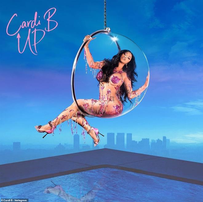 Amerikalı ünlü rapçi Cardi B'den çılgın klip! Üzerinde yalnızca streç film var