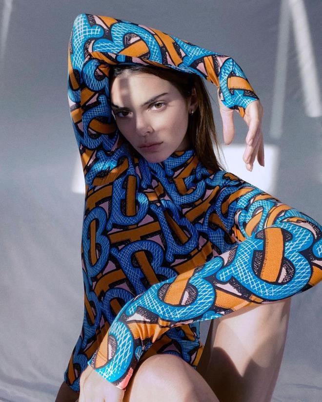 Kendall Jenner kırmızı iç çamaşırlı pozlarıyla nefes kesti! Beğeni ve yorum butonu çöktü