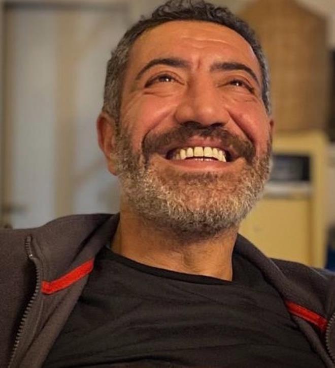 Sahnelerin müzmin bekarı, meşhur tabelanın altında 14 Şubat'ta yine umut diledi