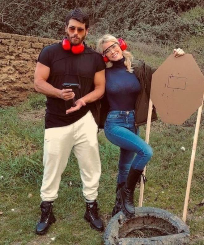 Reklam değil, gerçek! Can Yaman ve sevgilisi aşklarını romantik pozla haykırdı