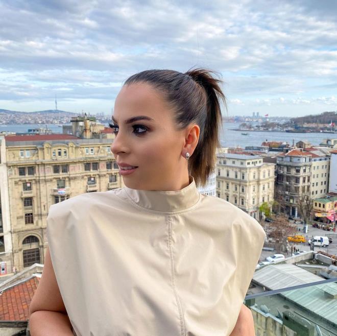 Son haliyle bambaşka biri olan Ebru'nun banyo pozuna ünlü şeften olay yorum