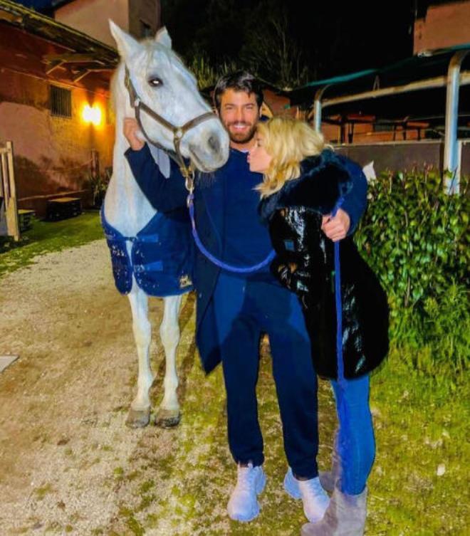 Gökyüzünde evlilik teklifi jestinin altında kalmadı! Diletta Leotta, Can Yaman'a at hediye etti