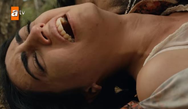 'Benim için acılıydı' diyen güzel oyuncu Selin Genç, tecavüz sahnesiyle ilgili ilk kez konuştu
