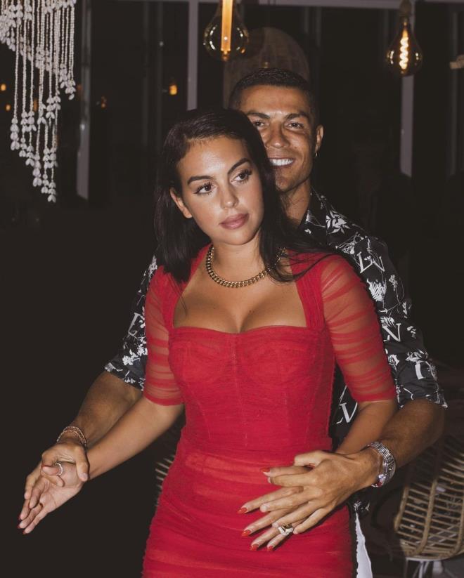 Ronaldo'nun sevgilisi sınırları zorladı! Verdiği çıplak pozlar Avrupa'da gündem oldu