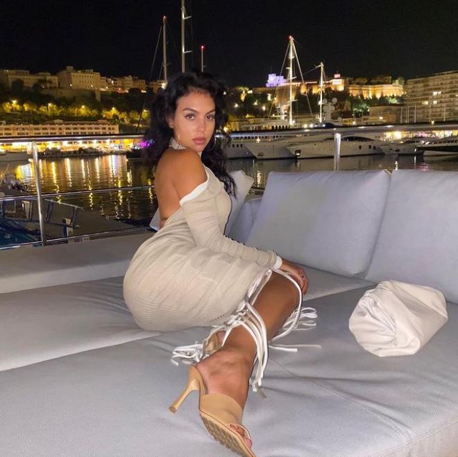 Ronaldo'nun sevgilisi sınırları zorladı! Verdiği çıplak pozlar Avrupa'da gündem oldu