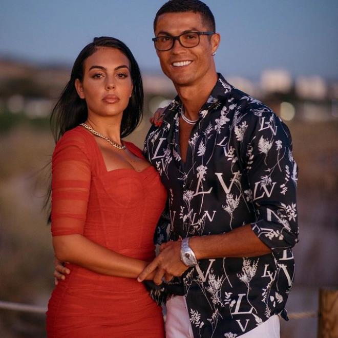 Ronaldo'nun sevgilisi sınırları zorladı! Verdiği çıplak pozlar Avrupa'da gündem oldu