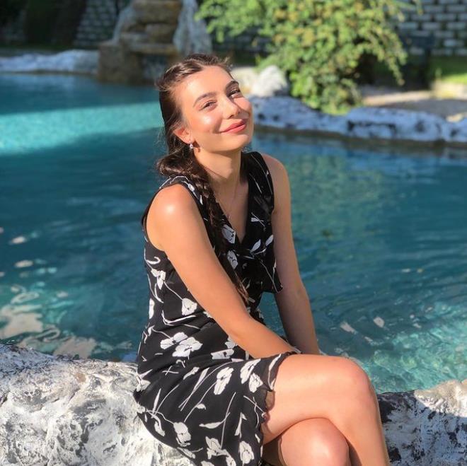 Alemin Krali Oben Sabahliginin Dugmesini Acip Pembe Ic Camasiriyla Poz Verdi Foto Galerisi Alemin Krali Oben Sabahliginin Dugmesini Acip Pembe Ic Camasiriyla Poz Verdi Foto Galerisi