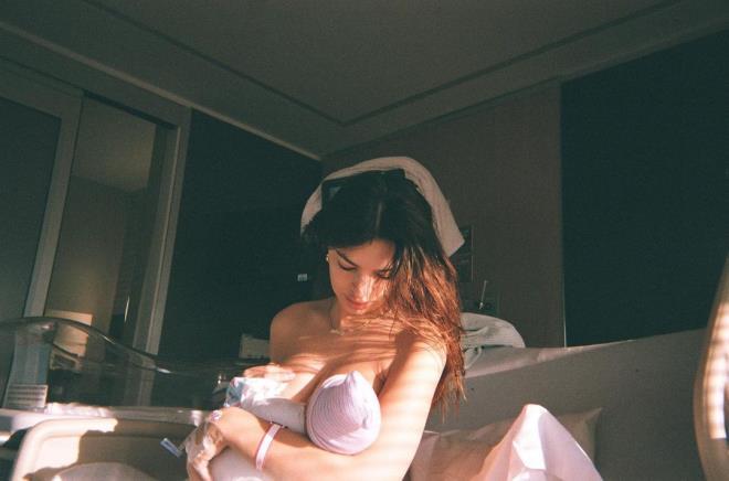 Cesur model Emily Ratajkowski anne oldu! Haberi, emzirme pozuyla duyurdu
