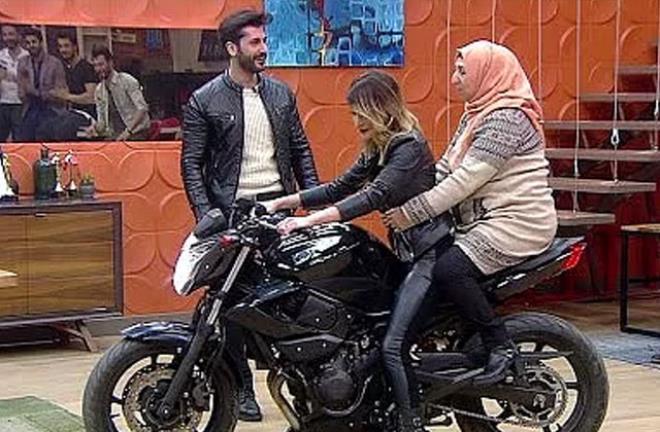 Mustafa Üstündağ'ın arabada kucağına oturmuştu! Gelin adayının değişimi dudak uçuklattı