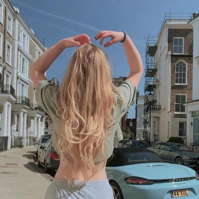 Serel Yereli, Londra sokaklarında iç çamaşırsız dolaştı